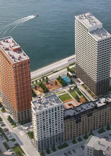 Рядом набережная и водоем